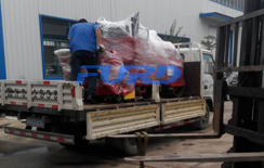 福瑞得機械座駕壓路機，路面開槽機成功裝車及時發(fā)貨