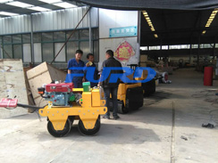 福瑞得機(jī)械手扶雙輪壓路機(jī)，二次結(jié)構(gòu)澆筑泵及時包貨